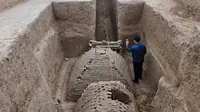 Sekelompok arkeolog berhasil menemukan sebuah makam berbentuk piramida di Tiongkok.