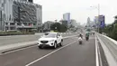 Sejumlah kendaraan mlintas di Fly over Pancoran, Jakarta, Selasa (16/1). Flyover Pancoran dinilai mampu mengurangi kemacetan lalu lintas di perempatan Pancoran hingga 50 persen. (Liputan6.com/Angga Yuniar)