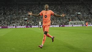 Marcus Rashford dari Barcelona merayakan gol kedua bagi timnya dalam laga pembuka Liga Champions antara Newcastle dan Barcelona di Newcastle, Inggris, Jumay (19/9/2025) dini hari WIB. (AP/Jon Super)