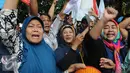 Nelayan bersuka cita usai PTUN mengabulkan gugatan mereka terkait SK Gubernur DKI Nomor 2.238 Tahun 2014 tentang pemberian izin reklamasi Pulau G, Jakarta, Senin (31/5). (Liputan6.com/Helmi Afandi)