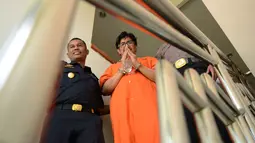 Mohd Husaini Jaslee usai konferensi pers menyusul penahanannya di kantor pabean di Bandara Ngurah Rai, Denpasar (4/10). Jaslee ditangkap di Bali setelah membawa pil ekstasi di dalam tas laptopnya di bandara internasional. (AFP Photo/Sonny Tumbelaka)
