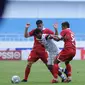 Pemain Arema FC, Ilham Udin Armayn mencoba melepaskan diri dari kawalan pemain Persis Solo saat kedua tim bertanding daam lanjutan BRI Liga 1 2022/2023, Minggu (11/12/2022) sore WIB. (Dok. Arema FC)