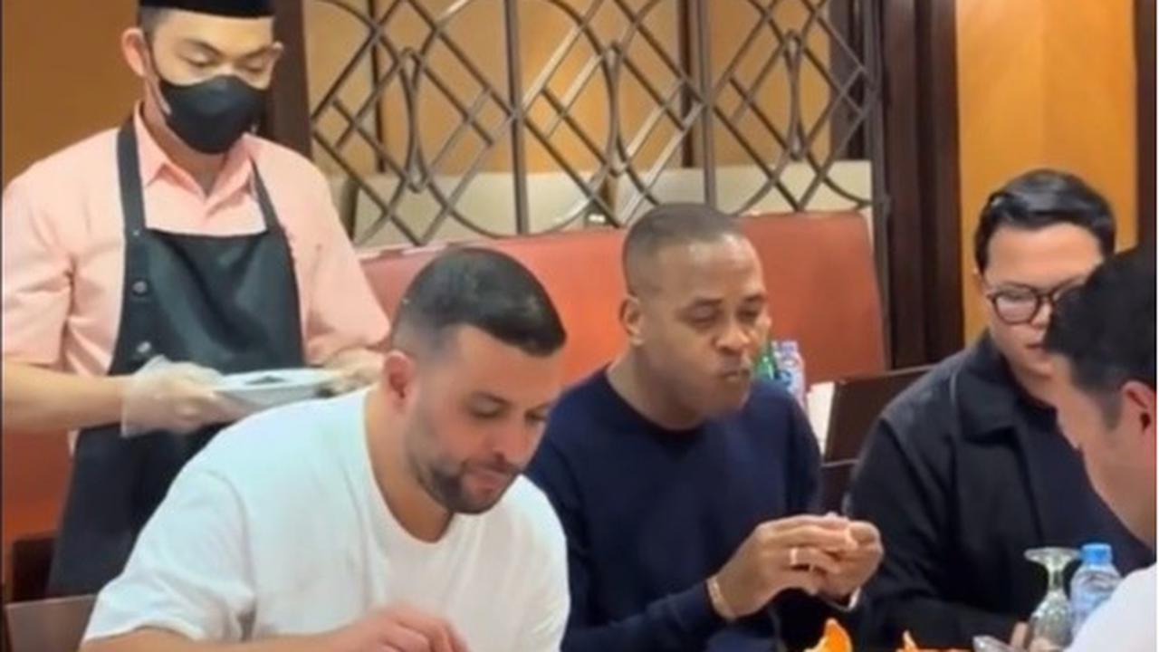 Patrick Kluivert Makan Nasi Padang