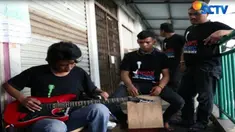 Seniman musik berusia 34 tahun ini kehilangan jarinya dalam kecelakaan kerja selepas SMA.