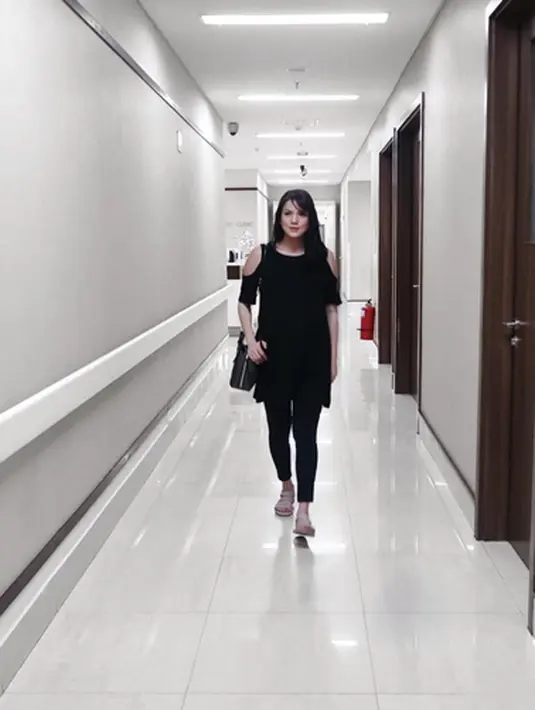 "Iya jadi lebih keibuan. Awalnya harus bedrest kan, tapi aku ingin urus dan nyusui langsung, ASI eksklusif," ujar Alice Norin, di MRCCC Siloam Hospital, Semanggi, Jakarta Selatan, Kamis (26/1/2017). (Instagram/alicenorin)