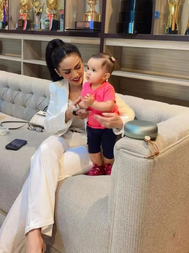 Krisdayanti momong cucu (Instagram/krisdayantilemos)