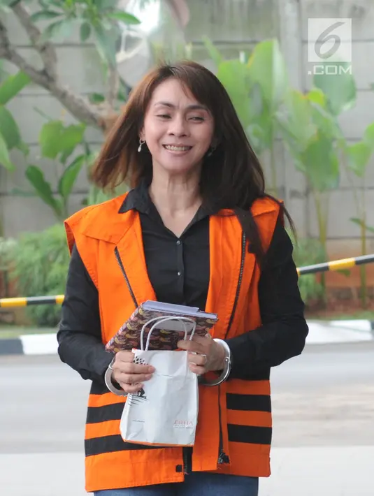 Ekspresi Bupati nonaktif Kepulauan Talaud Sri Wahyumi Maria Manalip (tengah) saat tiba di Gedung KPK, Jakarta, Jumat (5/7/2019). Sri Wahyumi diperiksa sebagai tersangka terkait dugaan suap pengadaan barang di Kabupaten Kepulauan Talaud Tahun Anggaran 2019. (merdeka.com/Dwi Narwoko)