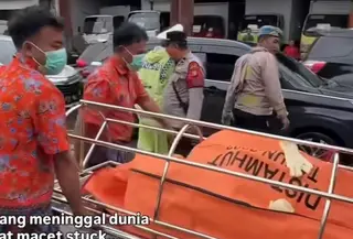 Pengemudi meninggal dalam mobil saat terjebak macet di Grogol (Istimewa)