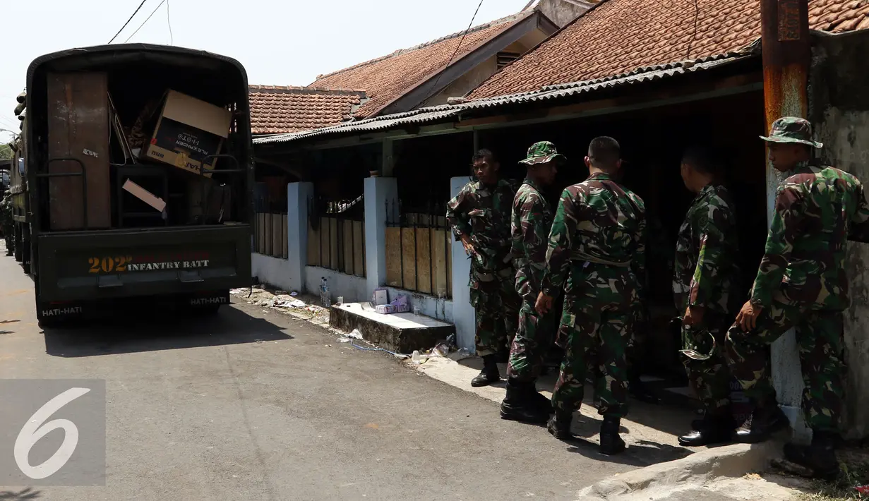 Anggota TNI melakukan penertiban secara profesional dan humanis kepada warga kawasan komplek Detasemen intel (Denintel) Kodam Jayakarta, Jakarta, Kamis (3/9/2015). Sebanyak 99 rumah dikosongkan oleh Kodam Jaya. (Liputan6.com/Yoppy Renato)