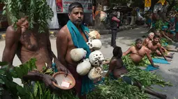 Petani Tamil Nadu menggelar unjuk rasa di New Delhi, Kamis (16/3). Lebih dari 200 petani telah melakukan bunuh diri di Tamil Nadu dalam beberapa bulan terakhir setelah gagal panen akibat irigasi dan curah hujan yang buruk. (AFP PHOTO / Prakash SINGH)  