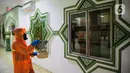 Petugas menyemprotkan cairan disinfektan di Mesjid Pangeran Diponegoro, Taman Mini Indonesia Indah, Jakarta, Rabu (18/3/2020). Penyemprotan tersebut dilakukan untuk antisipasi dan pencegahan penyebaran virus corona atau COVID-19 di lingkungan tempat peribadatan TMII. (Liputan6.com/Faizal Fanani)