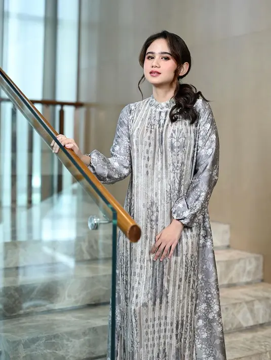 Tissa Biani tampak menawan dibalut Myundara Dress yang menampilkan detail plisket. Membuat penampilannya menjadi anggun. [@geulis.id]