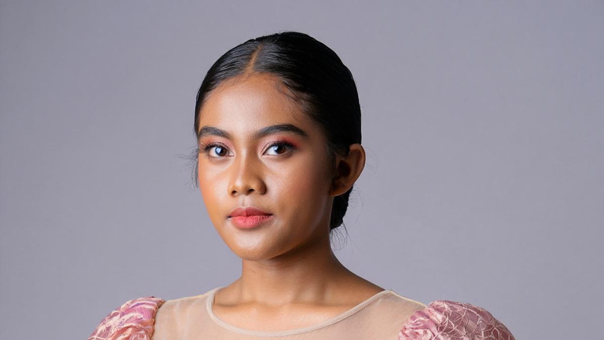 8 Pilihan Batik Kombinasi Brokat Lengan Puff Kekinian 2025, Anggun dan Menawan