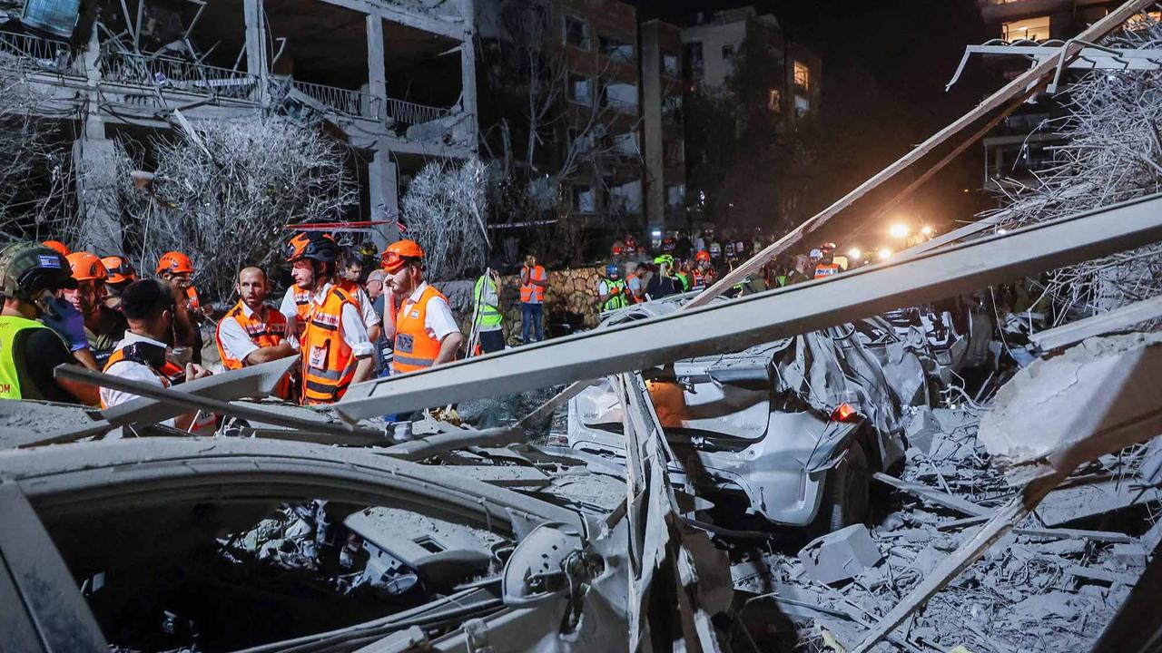 FOTO: Pembalasan Iran, Rudal Balistik Memorakporandakan Kompleks Bangunan di Kota Tel Aviv Israel