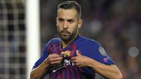 Terbaru ada Jordi Alba yang mengikuti langkah ketiga pemain sebelumnya untuk mengatasi permasalahan finansial Barcelona. Dilansir dari Sport, Alba bersedia mendapatkan pemotongan gaji sebesar 25 persen dari kontraknya yang habis pada 2024 mendatang. (Foto: AFP/Lluis Gene)