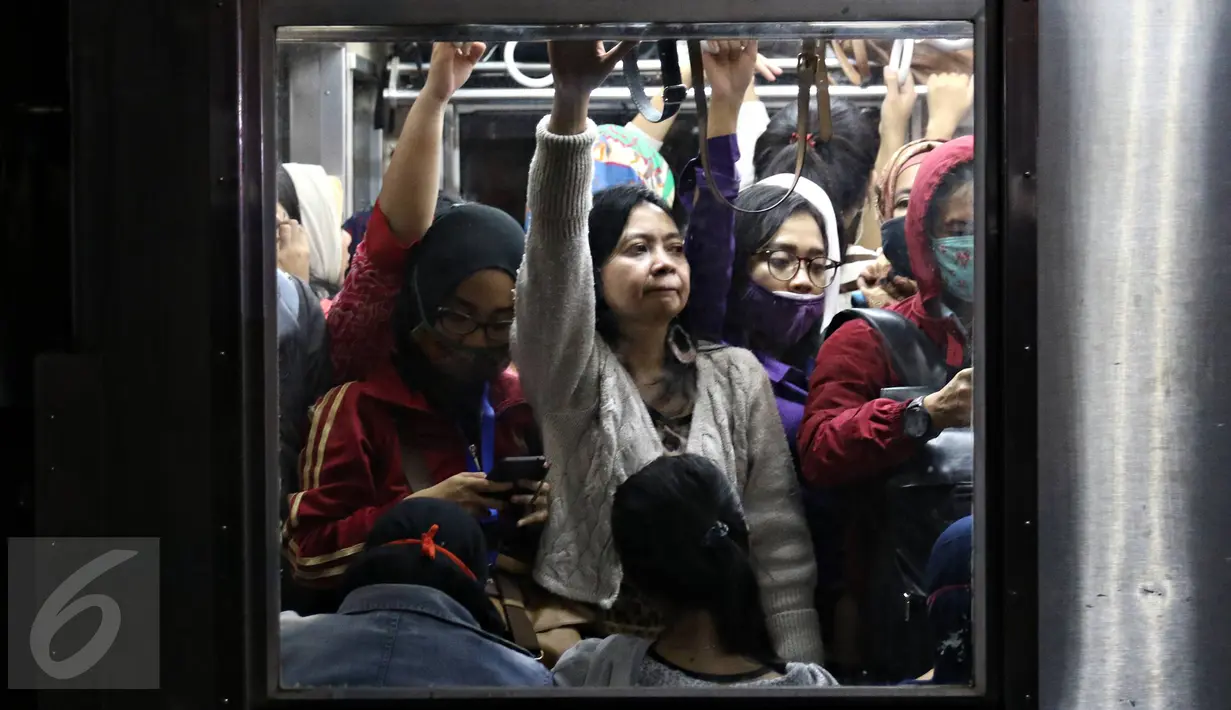 Penumpang berjubel saat KRL commuter line Jakarta Kota-Bogor melintas di Stasiun Pasar Minggu, Jakarta, Selasa (24/11). Pohon tumbang di perlintasan KRL antara Citayam dan Bojonggede, membuat perjalanan kereta terganggu. (Liputan6.com/Immanuel Antonius)