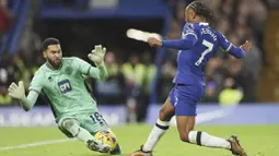 Kerja keras Raheem Sterling di laga ini patut diapresiasi. Dia terus bergerak di sayap kanan dan terlibat dalam proses gol pertama Chelsea, yaitu dengan assist cerdas untuk gol Palmer. (AP Photo/Ian Walton)