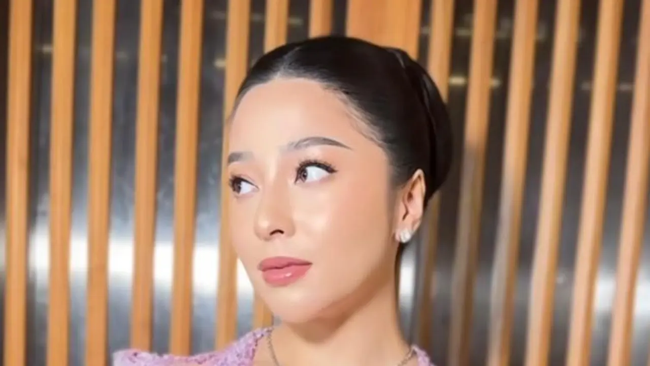 6 Gaya Nikita Willy Kenakan Kebaya Ungu saat Kondangan, Pancarkan Aura Bumil yang Makin Cantik dan Glowing