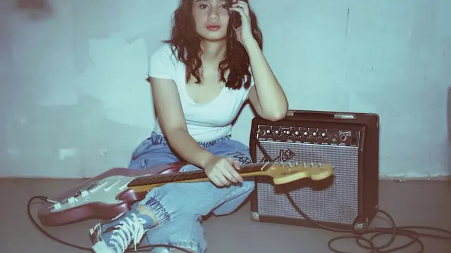 Selain Punya Bakat Akting, Ini 6 Pesona Tissa Biani Saat Main Gitar