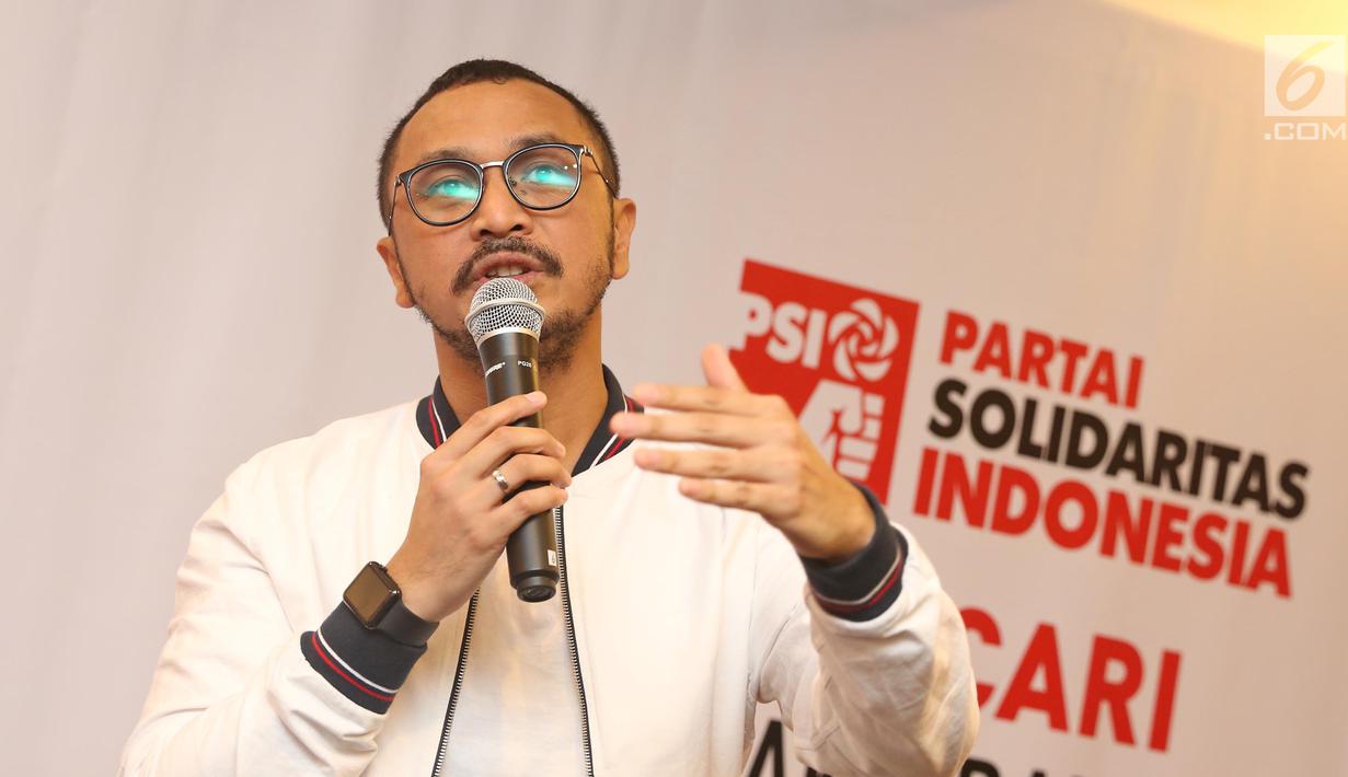 Vokalis grup band Nidji, Giring Ganesha saat jumpa pers di Kantor DPP PSI, Jakarta Pusat, Rabu (6/9). Giring Nidji mendeklarasikan diri untuk maju sebagai calon legislatif pada Pemilu Legislatif (Pileg) 2019 melalui PSI. (Liputan6.com/Herman Zakharia)