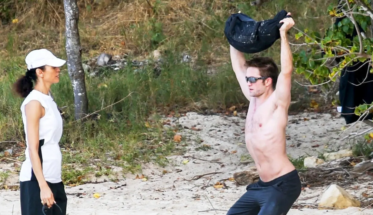 Siapa pula yang ingin kehilangan bentuk badan seksi seperti yang dimiliki oleh Robert Pattinson? (Backgrid/US Magazine)