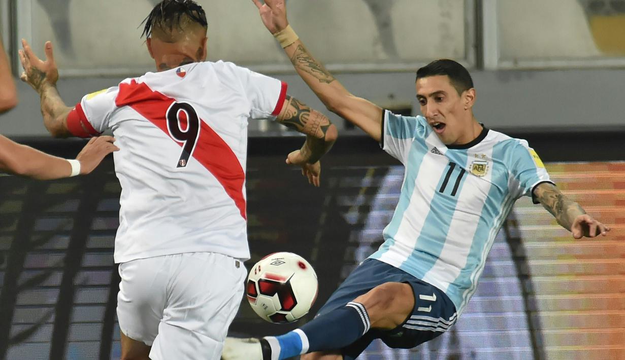 Pemain Argentina, Angel Di Maria  (kanan)  berusaha melewati para pemain Peru pada laga pada laga kualifikasi di Nacional Stadium, Lima, Peru. (AFP/Luka Gonzales)