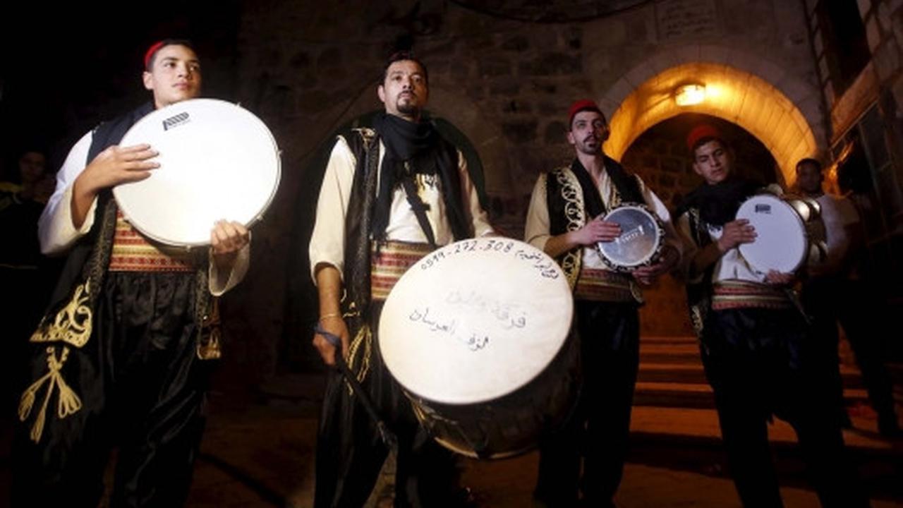 Cara unik pemuda Palestina bangunkan sahur dengan musik tradisional