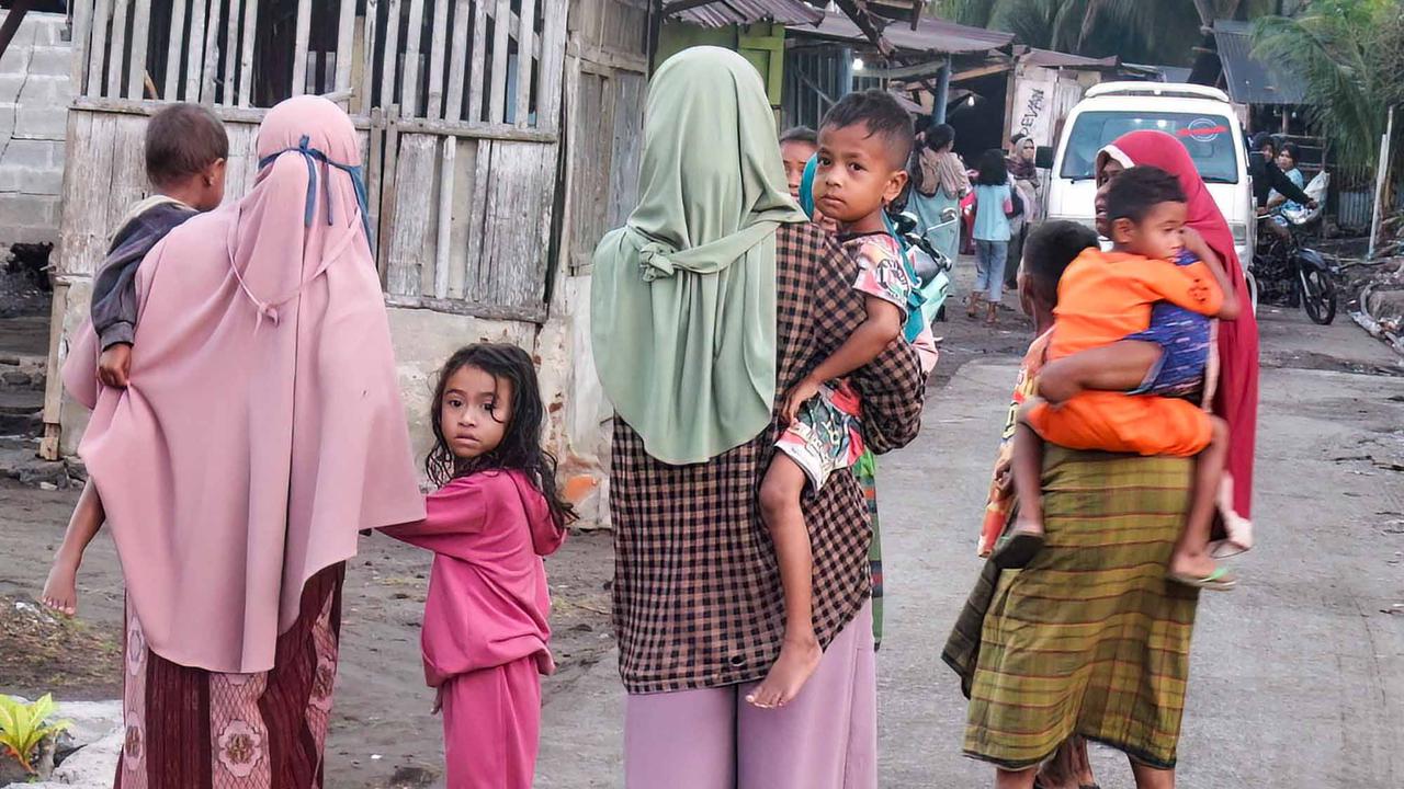 Gempa Dahsyat M 7,7 Guncang Flores Warga Berhamburan Mengungsi