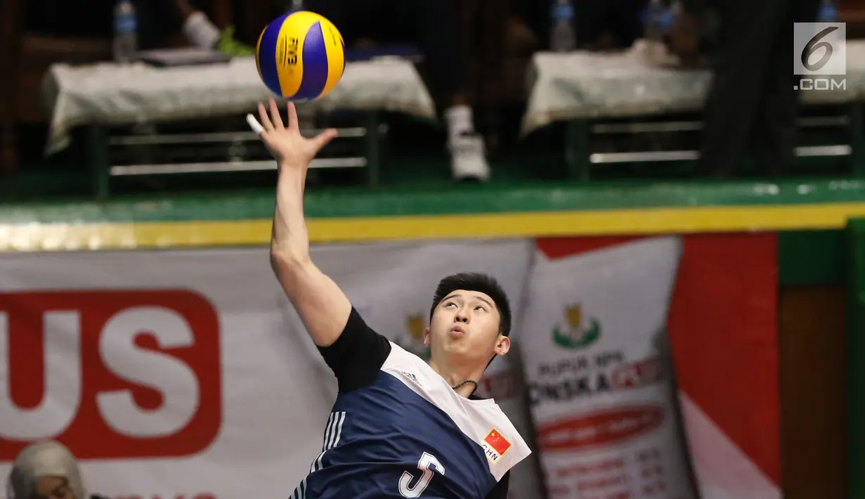 Pevoli putra Tiongkok, Binglong Zhang melakukan pukulan pertama saat melawan Thailand di Kejuaraan Voli Asia 2017 ke-16 di GOR Tri Dharma, Gresik, Senin (24/7). Tiongkok unggul tiga set langsung 25-19, 29-27, 25-13. (Liputan6.com/Helmi Fithriansyah)
