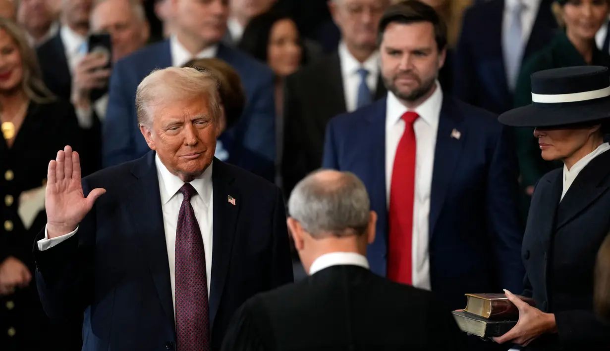 Pelantikan Donald Trump menjadi Presiden Amerika Serikat dilakukan di dalam Capitol Rotunda. (Julia Demaree Nikhinson/AFP)