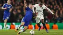 Bek Chelsea, Cesar Azpilicueta (kiri) berusaha merebut bola gelandang PSG, Blaise Matuidi pada leg kedua liga Champions di Stamford Bridge, London, Inggris (10/3). PSG menang atas Chelsea dengan skor 2-1. (Reuters/John Sibley) 