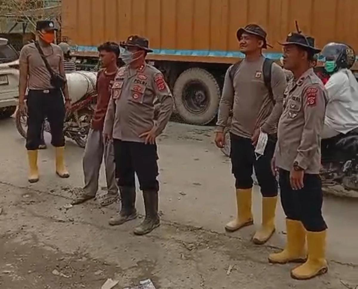 Kerahkan Dua Alat Berat, Polres Aceh Tamiang Evakuasi Truck Tangki Tersapu Banjir Bandang
