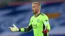 Kasper Schmeichel. Pemain yang mampu mengungguli Lionel Messi di posisi pertama adalah kiper dan kapten Leicester City asal Denmark, Kasper Schmeichel. Ia telah tampil dalam 372 laga dalam 10 tahun terakhir di Liga Inggris. Musim ini genap 10 tahun memperkuat Leicester City. (AFP/Neil Hall/Pool)