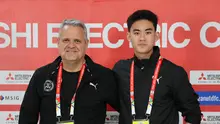 Pelatih Filipina, Albert Capellas Herms, dan pemain Filipina, Sandro Reyes, pada konferensi pers jelang pertandingan kontra Timnas Indonesia di Piala AFF 2024, di Stadion Manahan, Solo, Jumat (20/12/2024). (Bola.com/Abdul Azis)