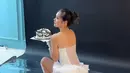 Momen puncak terjadi saat Jennifer meniup lilin di atas kuenya dengan mata berbinar. Teman-teman yang hadir memberikan tepuk tangan meriah, menambah kehangatan suasana. Keceriaan semakin terasa saat mereka mengabadikan kebersamaan lewat foto dan video. (Liputan6.com/IG/@jennifereve99)