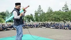 Ridwan Kamil terkena virus Goblin. Ia pun ikut-ikutan bergaya tertusuk pedang ala Goblin dan mengunggahnya ke instagram