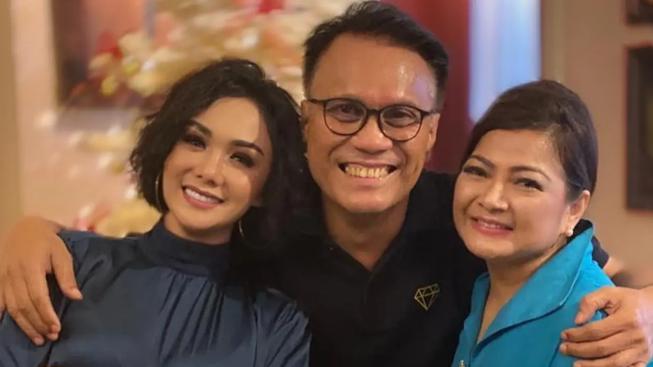 6 Momen Kebersamaan Yuni Shara dengan Mantan Suami dalam Acara Natal