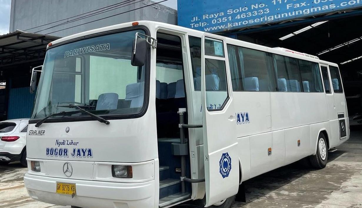 Bus tahun 90an yang dibuat oleh karoseri German Motor Manufacturing di atas sasis Mercedes-Benz. Bus ini direstorasi oleh karoseri Gunung Mas di Madiun. (Source: Instagram/@karoserigunungmas)