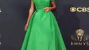 Bintang Black Ish ini tampil cantik dalam balutan off-shoulder dress hijau sepanjang mata kaki dari Christian Dior dan di-styling oleh Jason Bolden. (Foto: Dior).