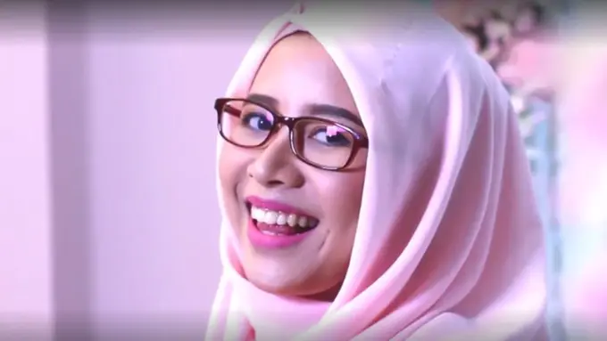 Hasil Make Over Ini Cocok untuk Cewek Berkacamata