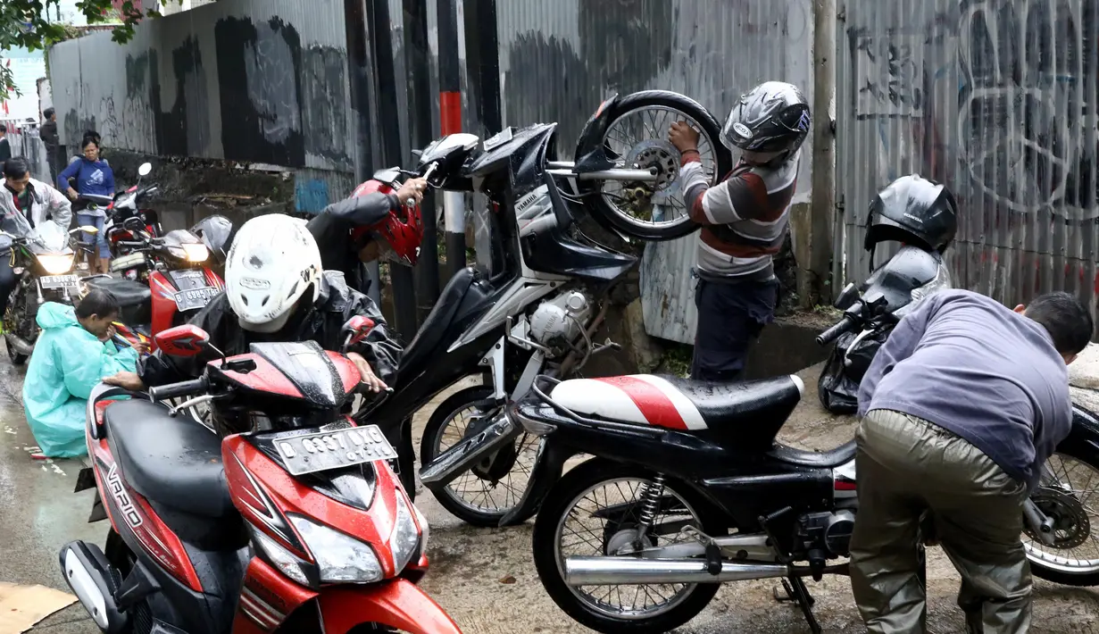 Sejumlah kendaraan bermotor mogok karena nekat menerobos banjir di depan Mall Gandaria City, Jakarta, Sabtu (27/8). Hujan intensitas tinggi membuat jalan tersebut banjir setinggi 30-50 cm. (Liputan6.com/Helmi Afandi)