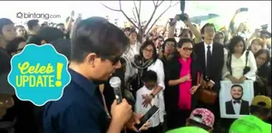 Delon, rekan Mike sesama jebolan Indonesia Idol, mempersembahkan sebuah lagu pujian yang mengiringi ditutupnya liat lahat Mike Mohede