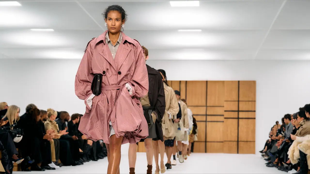 Daniel Lee Sentuhan Baru Burberry Summer 2027, Bikin House Check Terlihat Lebih Playful