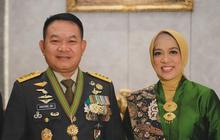 Gaya Santai Mantan Kasad, Jajan Kerak Telor di PRJ Didampingi Istri Tercinta