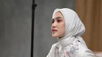 Film "Gaza Hayya 3" yang digarap oleh Jastis Arimba, menampilkan Syifa sebagai Syafira, seorang mahasiswi berpendirian kuat dan tangguh. Debut layar lebarnya ini menuntut Syifa untuk melakukan adegan aksi yang menantang. Syifa menjalani latihan intensif untuk memastikan kelancaran saat syuting. (Liputan6.com/IG/@cutsyifa)