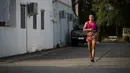 Petinju Muay Thai Nong Rose berlari saat melakukan latihan di provinsi Chachoengsao, Thailand (15/12). Nong Rose berlatih untuk mempersiapkan pertandingannya di Prancis. (AFP Photo)