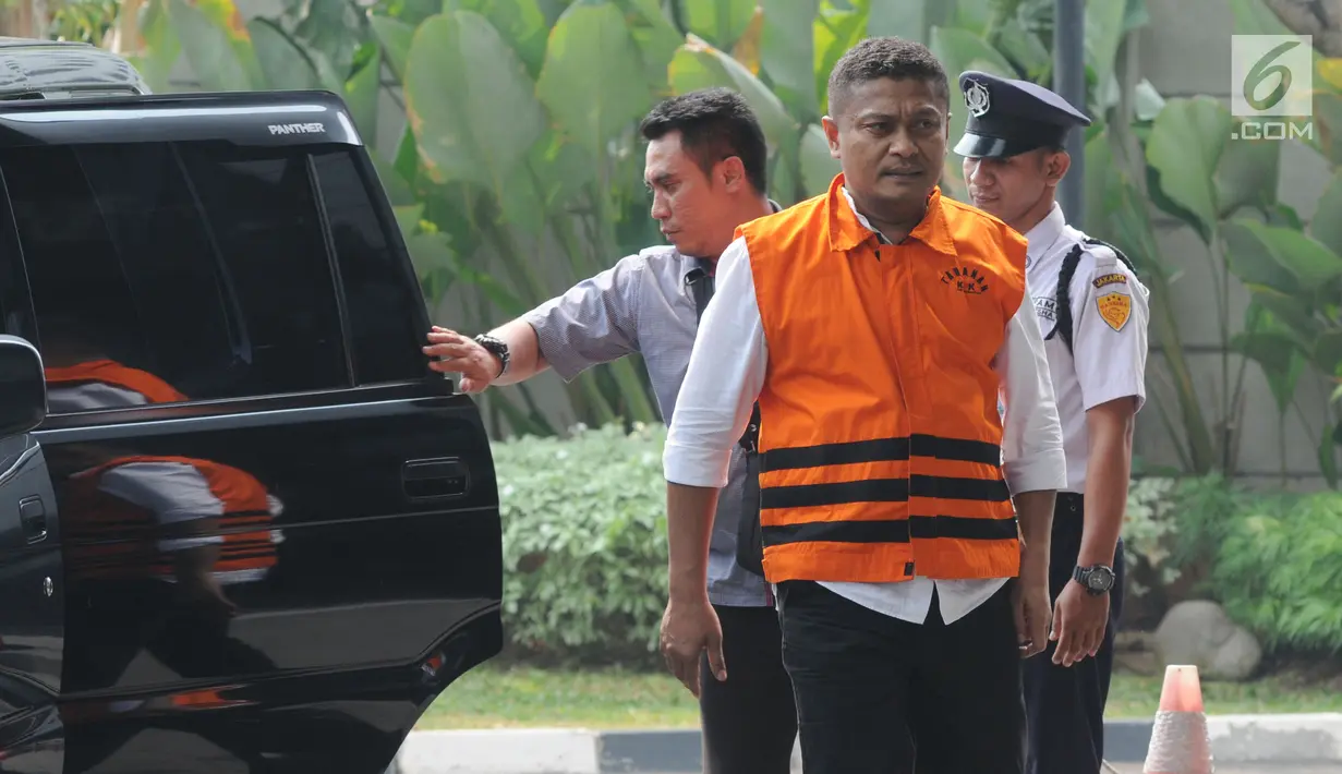 Bupati Buton Selatan nonaktif Agus Feisal saat akan menjalani pemeriksaan lanjutan di Gedung KPK, Jakarta, Senin (9/7). Agus diperiksa sebagai tersangka terkait dugaan menerima suap proyek di Kabupaten Buton Selatan. (Merdeka.com/Dwi Narwoko)
