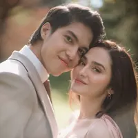 Mulai dari kalung, gelang, hingga anting, semuanya berasal dari rumah perhiasan mewah Cartier dengan desain klasik yang tak lekang waktu. [@syifahadju].