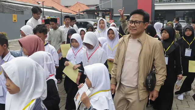 Ketua Umum Partai Kebangkitan Bangsa (PKB) Abdul Muhaimin Iskandar atau Cak Imin bersama anak-anak yatim piatu asal Pondok Pesantren Yatim Piatu At-Thayyibah, Sukabumi, Jawa Barat, Minggu (25/5/2025) (Istimewa)