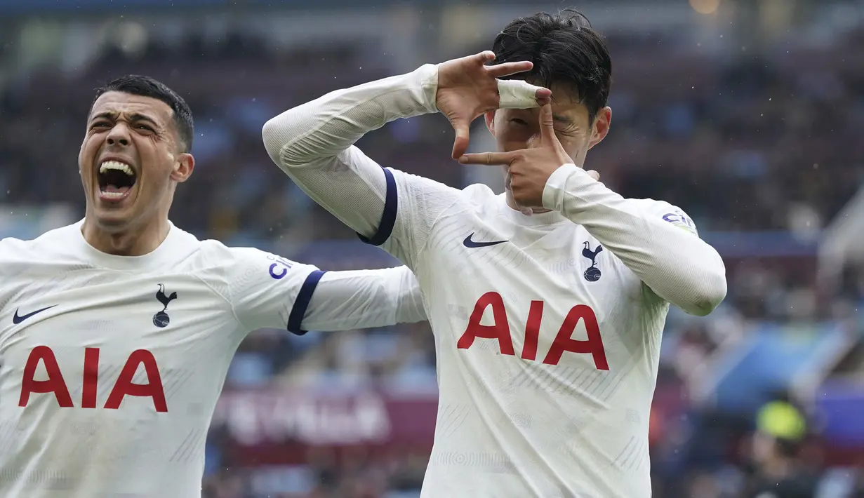 Selebrasi striker Tottenham Hotspur, Son Heung-min (kanan) bersama Pedro Porro setelah mencetak gol ketiga timnya ke gawang Aston Villa pada laga pekan ke-28 Premier League 2023/2024 di Villa Park, Birmingham, Minggu (10/3/2024). (PA via AP Photo/Nick Potts)